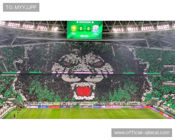 国安主场谢幕战温情瞬间,工体球迷巨型TIFO致敬球队 国安主场谢幕战温情瞬间,工体球迷巨型TIFO致敬球队